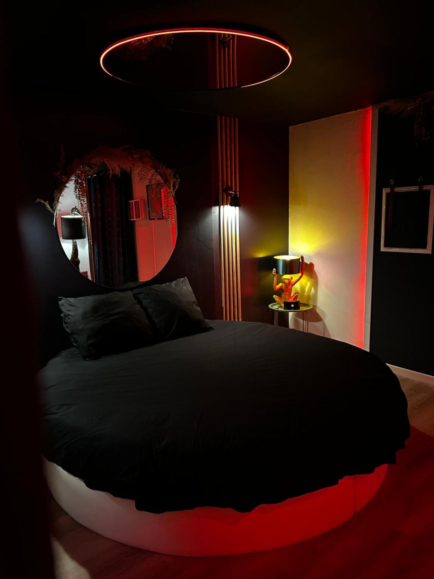 Love Room Haut De Gamme - L'Extase Avec Jacuzzi Violaines Chambre photo