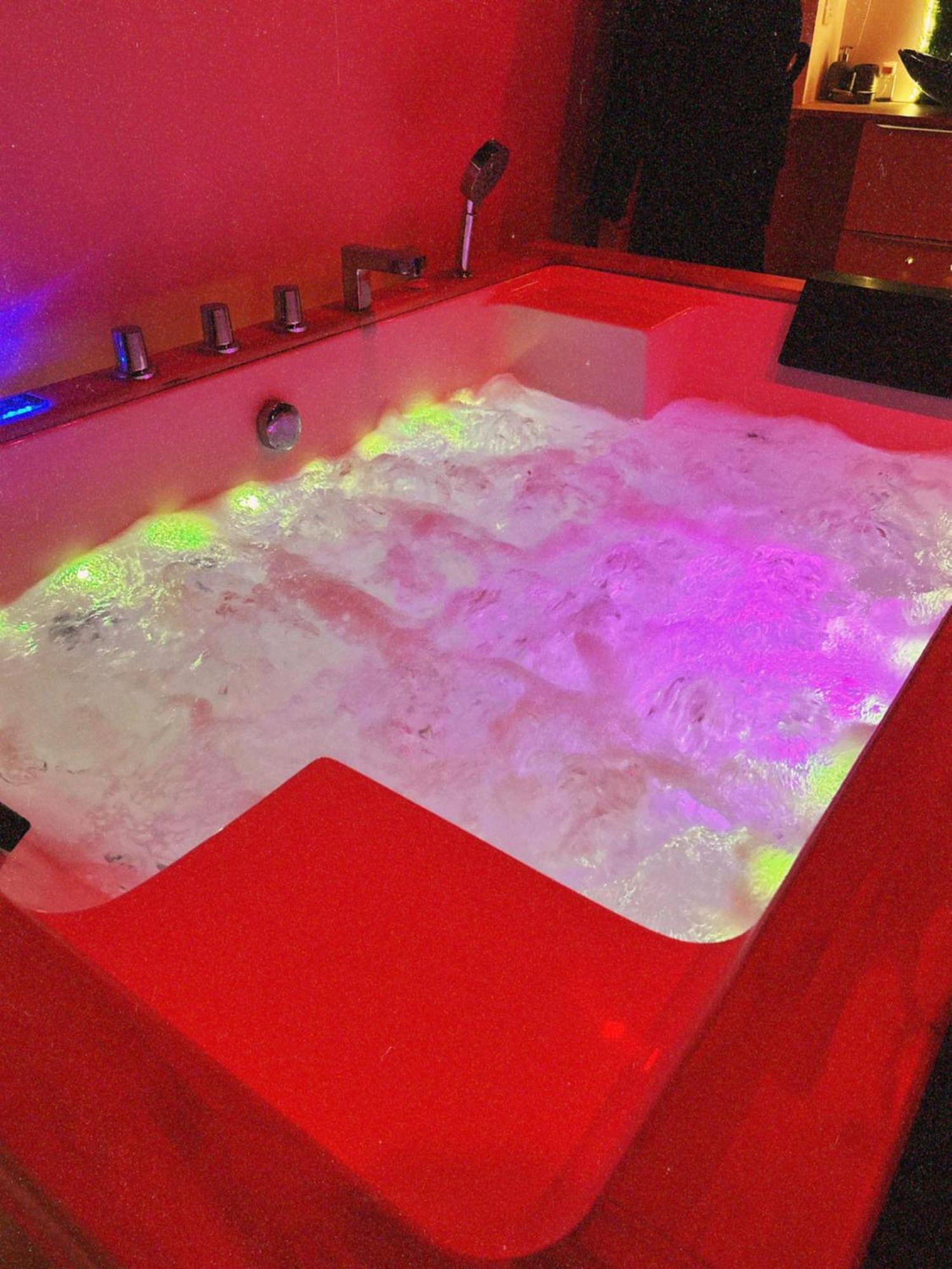 Love Room Haut De Gamme - L'Extase Avec Jacuzzi Violaines Extérieur photo